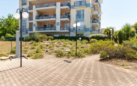 Océane: Acqua, Cielo, Proprietà, Pianta, Costruzione, Nube, Piscina, Albero, Zona Residenziale, Erba