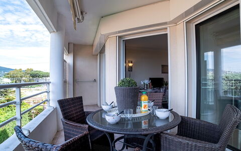 Cannes 595: Acqua, Cielo, Proprietà, Pianta, Costruzione, Nube, Piscina, Albero, Zona Residenziale, Erba
