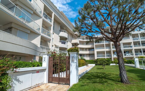 Cannes 595: Acqua, Cielo, Proprietà, Pianta, Costruzione, Nube, Piscina, Albero, Zona Residenziale, Erba