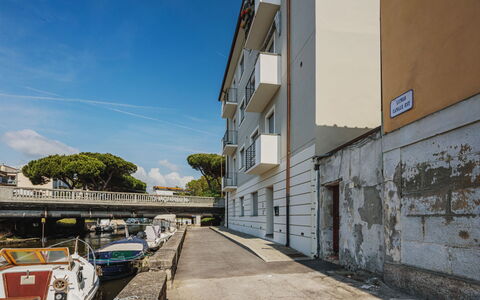 Appartamento Maestrale: Acqua, Cielo, Proprietà, Pianta, Costruzione, Nube, Piscina, Albero, Zona Residenziale, Erba