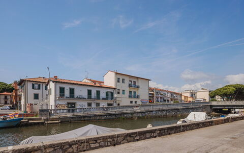 Appartamento Maestrale: Acqua, Cielo, Proprietà, Pianta, Costruzione, Nube, Piscina, Albero, Zona Residenziale, Erba