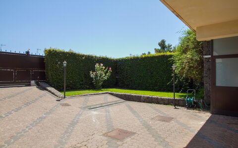 Villa Dei Castagni: Cielo, Pianta, Manto Stradale, Lotto, Asfalto, Urban Design, Albero, Erba, Shade, Zona Residenziale