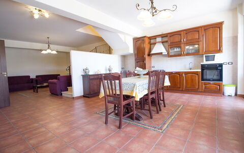 Villa Dei Castagni: Mobilia, Proprietà, Tavolo, Sedia, Legna, Interior Design, Sala, Costruzione, Pavimentazione, Controsoffitto
