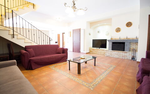 Villa Dei Castagni: Mobilia, Proprietà, Tavolo, Divano, Costruzione, Legna, Televisione, Comfort, Decorazione, Divano Letto