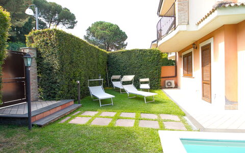 Villa Dei Castagni: Pianta, Proprietà, Verde, Costruzione, Albero, Cielo, Lotto, Erba, Casa, Giallo