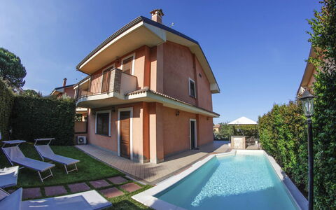 Villa Dei Castagni: Cielo, Costruzione, Pianta, Proprietà, Finestra, Acqua, Albero, Casa, Architettura, Interior Design