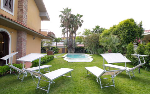 Villa Tricca: Pianta, Tavolo, Costruzione, Cielo, Shade, Albero, Piscina, Mobili Da Esterno, Tavolo Esterno, Sedia