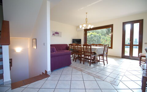 Villa Tricca: Mobilia, Finestra, Legna, Tavolo, Soggiorno, Sala, Architettura, Interior Design, Sedia, Pavimentazione