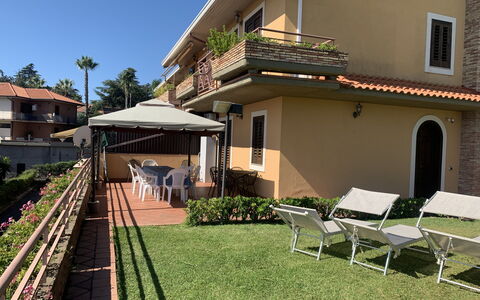 Villa Tricca: Pianta, Costruzione, Proprietà, Cielo, Finestra, Shade, Architettura, Villetta, Tempo Libero, Casa