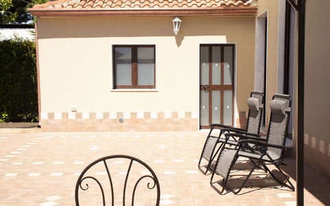 Villa Saponara: Mobilia, Pavimento, Pavimentazione, Porta, Portico, Mobili Da Esterno, Sedia, Color Legno, Shade, Cortile