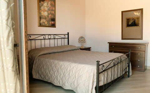 Villa Saponara: Letto, Mobilia, Camera Da Letto, Bedding, Lenzuolo, Interior Design, Pavimentazione, Pavimento, Legna, Biancheria