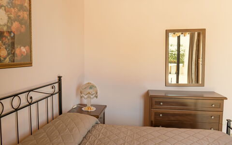 Villa Saponara: Letto, Mobilia, Camera Da Letto, Bedding, Interior Design, Lenzuolo, Legna, Pavimento, Pavimentazione, Camera