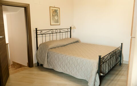 Villa Saponara: Letto, Mobilia, Camera Da Letto, Bedding, Lenzuolo, Pavimento, Interior Design, Pavimentazione, Legna, Camera