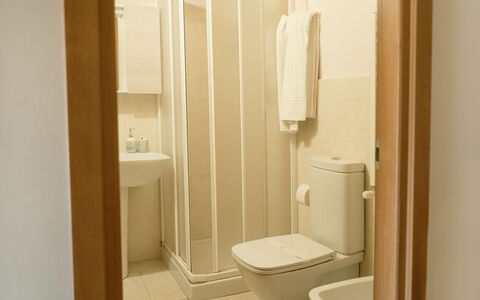 Villa Saponara: Pavimentazione, Pavimento, Parete, Legna, Interior Design, Camera, Toilet Seat, Idraulico Fixture, Gabinetto, Bagno