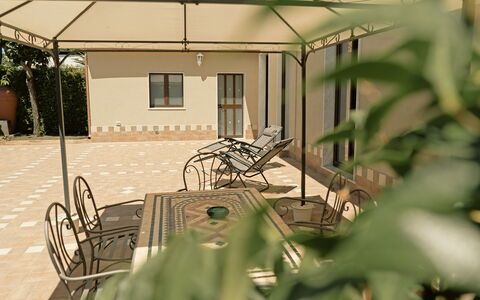 Villa Saponara: Mobilia, Pavimentazione, Pavimento, Sedia, Mobili Da Esterno, Shade, Struttura Esterna, Tavolo Esterno, Terrazza, Giardino