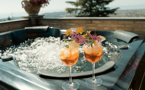 Etna Suites: Bottiglia, Bicchieri, Bottiglia Di Vetro, Piscina, Barware, Cibo, Sedia