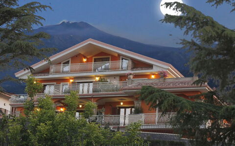 Etna Suites: Cielo, Pianta, Proprietà, Costruzione, Luce, Natura, Botanica, Albero, Montagna, Finestra