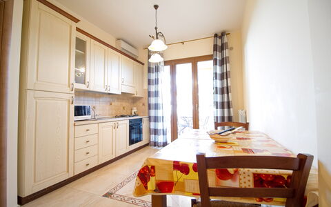 Etna Suites: Cabinetry, Mobilia, Finestra, Costruzione, Controsoffitto, Legna, Tavolo, Interior Design, Cassetto, Cucina