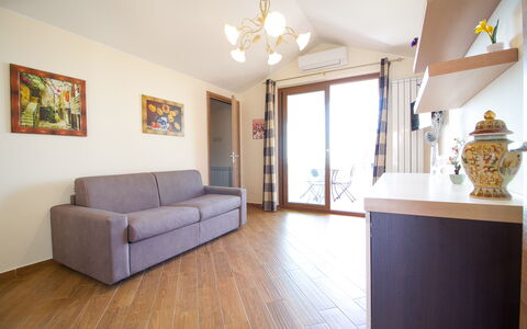 Etna Suites: Mobilia, Proprietà, Divano, Cornice, Cabinetry, Legna, Illuminazione, Interior Design, Comfort, Soggiorno