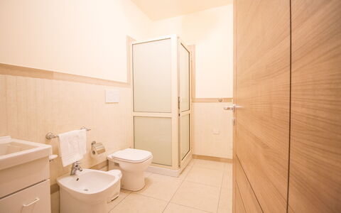 Etna Suites: Idraulico Fixture, Proprietà, Bagno, Costruzione, Toilet Seat, Gabinetto, Lavandino Del Bagno, Viola, Legna, Casa