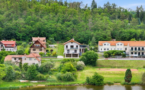Zupanovice 100: Mobilia, Mobili Da Esterno, Sedia, Giardino, Backyard, Shade, Cortile, Landscaping, Eco Hotel, Tavolo Esterno