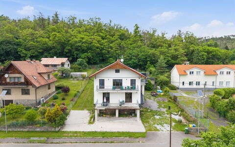 Zupanovice 100: Mobilia, Mobili Da Esterno, Sedia, Giardino, Backyard, Shade, Cortile, Landscaping, Eco Hotel, Tavolo Esterno