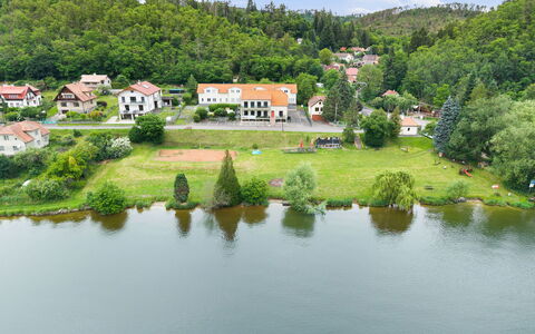 Zupanovice 100: Mobilia, Mobili Da Esterno, Sedia, Giardino, Backyard, Shade, Cortile, Landscaping, Eco Hotel, Tavolo Esterno