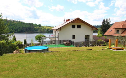 Zupanovice 100: Nube, Cielo, Costruzione, Acqua, Pianta, Shade, Piscina, Casa, Albero, Lotto