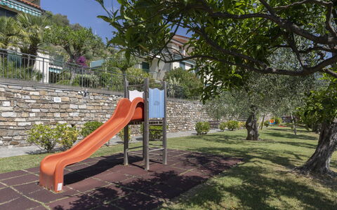 Verde Adagio: Acqua, Cielo, Proprietà, Piscina, Pianta, Azzurro, Albero, Erba, Tempo Libero, Materiale Composito