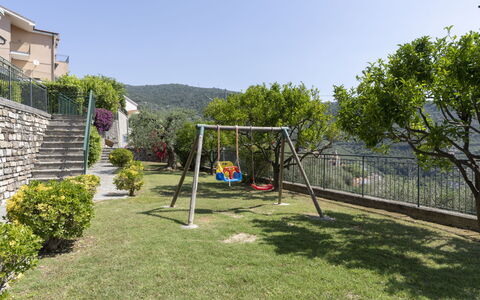 Verde Adagio: Acqua, Cielo, Proprietà, Piscina, Pianta, Azzurro, Albero, Erba, Tempo Libero, Materiale Composito
