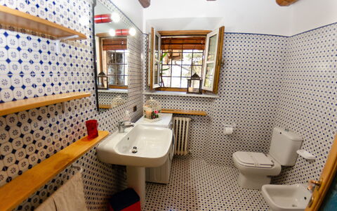 Le Piane: Specchio, Lavello, Rubinetto, Proprietà, Idraulico Fixture, Lavandino Del Bagno, Bagno, Costruzione, Interior Design, Parete