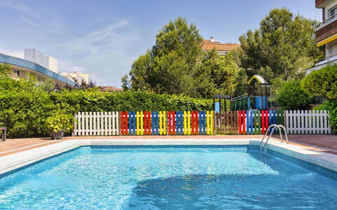 Cosy Lloret: Acqua, Pianta, Cielo, Piscina, Costruzione, Albero, Azzurro, Shade, Corpo D'Acqua, Casa