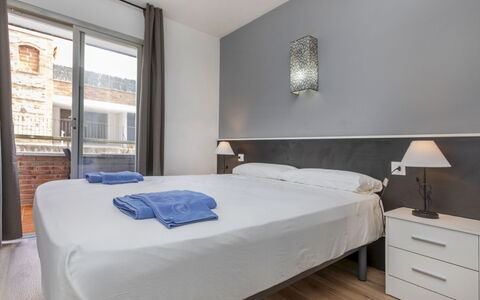 Cosy Lloret: Mobilia, Interior Design, Pavimento, Letto, Camera, Camera Da Letto, Lenzuolo, Bedding, Soffitto, Telaio Del Letto