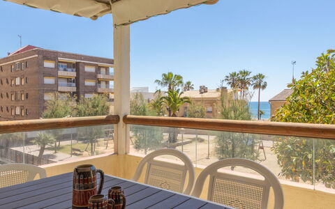 Antina Mar: Cielo, Tavolo, Costruzione, Mobilia, Proprietà, Sedia, Tavola, Shade, Vaso Di Fiori, Legna