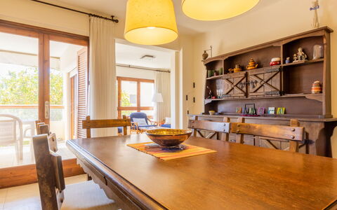 Antina Mar: Tavolo, Mobilia, Proprietà, Cabinetry, Finestra, Controsoffitto, Legna, Sedia, Cucina, Interior Design