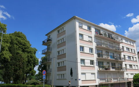 Les Pêcheries: Nube, Costruzione, Cielo, Giorno, Finestra, Pianta, Albero, Urban Design, Palazzone, Condominio