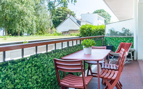 Les Pêcheries: Pianta, Mobilia, Tavolo, Costruzione, Sedia, Cielo, Albero, Legna, Shade, Mobili Da Esterno