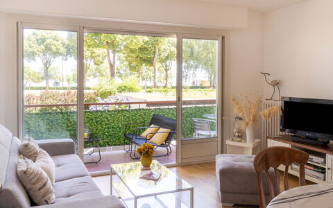 Les Pêcheries: Mobilia, Proprietà, Comfort, Azzurro, Legna, Tessile, Costruzione, Interior Design, Telaio Del Letto, Letto