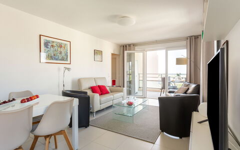 Bel Horizon: Tavolo, Mobilia, Proprietà, Costruzione, Comfort, Sedia, Interior Design, Cornice, Legna, Pavimentazione