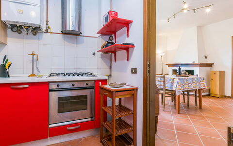 Dependance di Villa Magna: Proprietà, Cabinetry, Mobilia, Tavolo, Elettrodomestico Da Cucina, Cucina Stufa, Controsoffitto, Legna, Cucina, Elettrodomestico