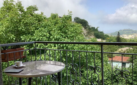 Mansardina sui Due Golfi: Nube, Pianta, Cielo, Proprietà, Comunita 'Impianto, Tavolo, Verde, Botanica, Paesaggio Naturale, Albero