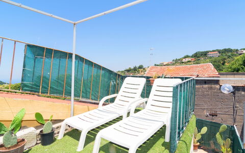 Mansardina sui Due Golfi: Cielo, Pianta, Lettino, Mobili Da Esterno, Shade, Comfort, Lotto, Erba, Legna, Rettangolo