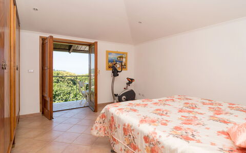 Mansardina sui Due Golfi: Costruzione, Mobilia, Comfort, Legna, Tessile, Porta, Interior Design, Pavimento, Pavimentazione