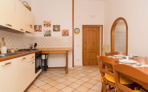 Mansardina sui Due Golfi: Cabinetry, Mobilia, Proprietà, Costruzione, Tavolo, Controsoffitto, Legna, Arancia, Sedia, Cassetto