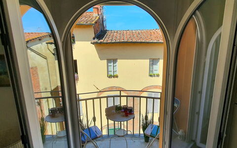 Sui Tetti Di Lucca: Costruzione, Proprietà, Finestra, Blu, Porta, Illuminazione, Casa, Interior Design, Cielo