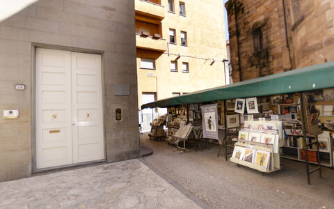 Sui Tetti Di Lucca: Proprietà, Costruzione, Manto Stradale, Quartiere, Porta, Finestra, Facciata, Città, Marciapiede, Strada