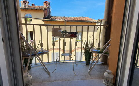 Sui Tetti Di Lucca: Cielo, Costruzione, Legna, Finestra, Shade, Quartiere, Zona Residenziale, Immobiliare, Facciata, Pianta