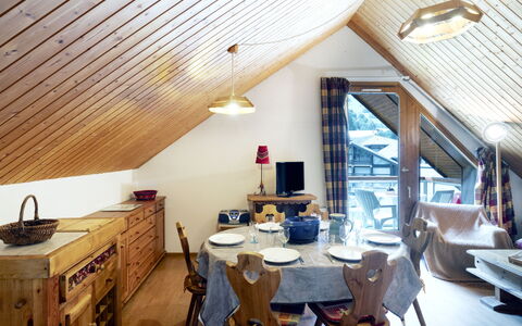 Les Combettes D et e: Mobilia, Tavolo, Cabinetry, Legna, Interior Design, Sedia, Costruzione, Pavimento, Pavimentazione, Latifoglie