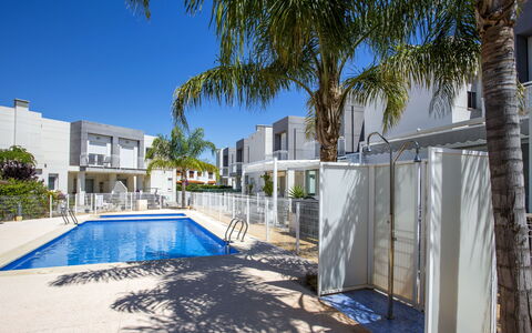 Casa Jill: Nube, Acqua, Cielo, Proprietà, Pianta, Piscina, Costruzione, Finestra, Azzurro, Blu