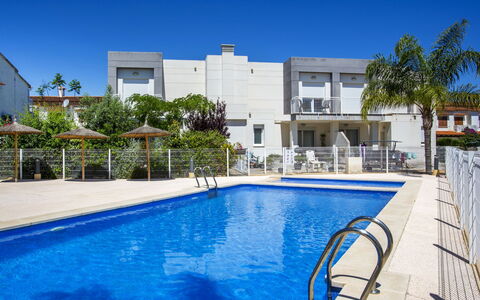 Casa Jill: Nube, Acqua, Cielo, Proprietà, Pianta, Piscina, Costruzione, Finestra, Azzurro, Blu